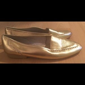 Vintage women’s gold shoes loafers flats 6.5